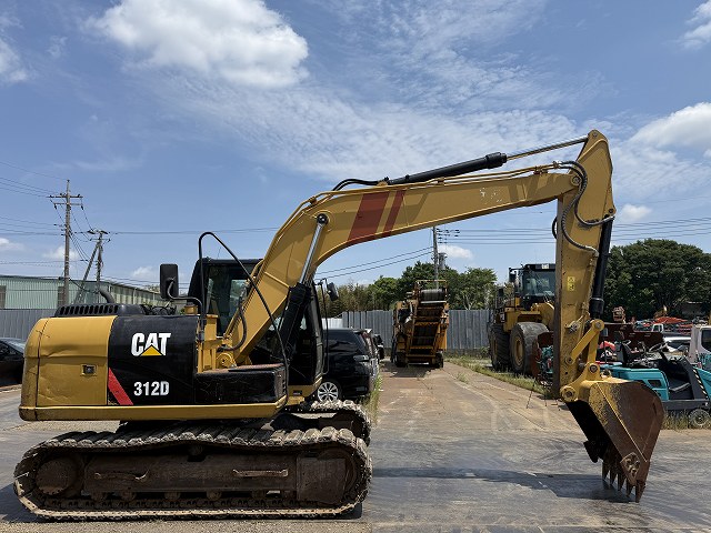 Caterpillar 312D, vista tres cuartos