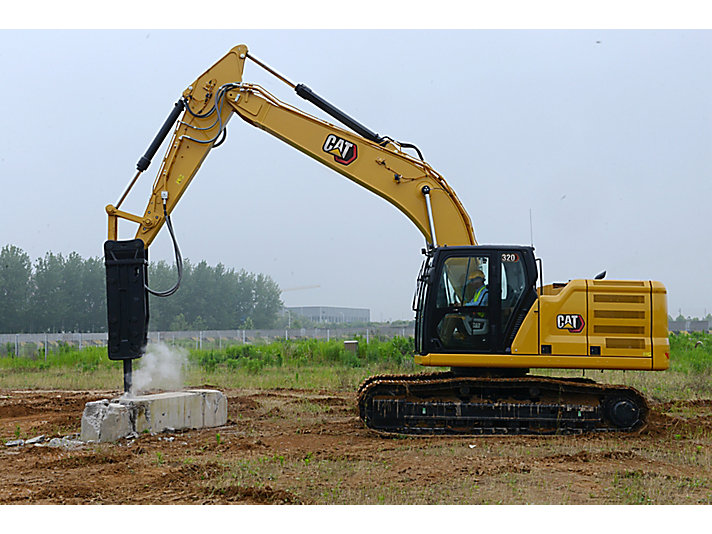 Excavadora Caterpillar con martillo hidráulico en obra