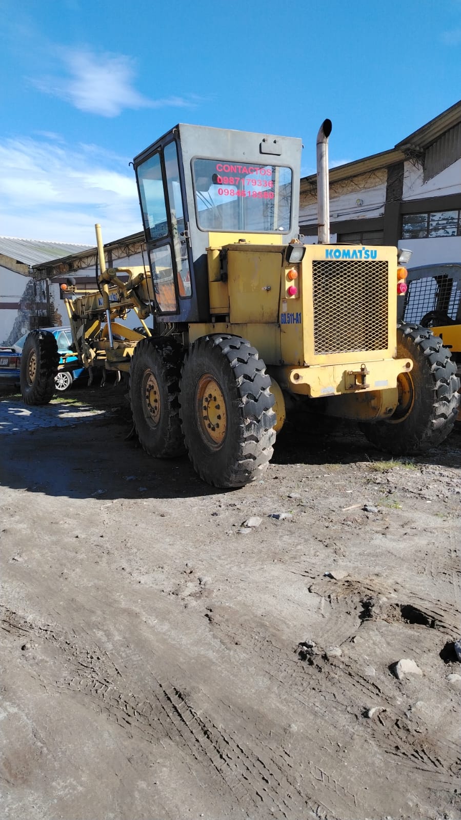 Komatsu GD511A-1, vista tres cuartos frontal