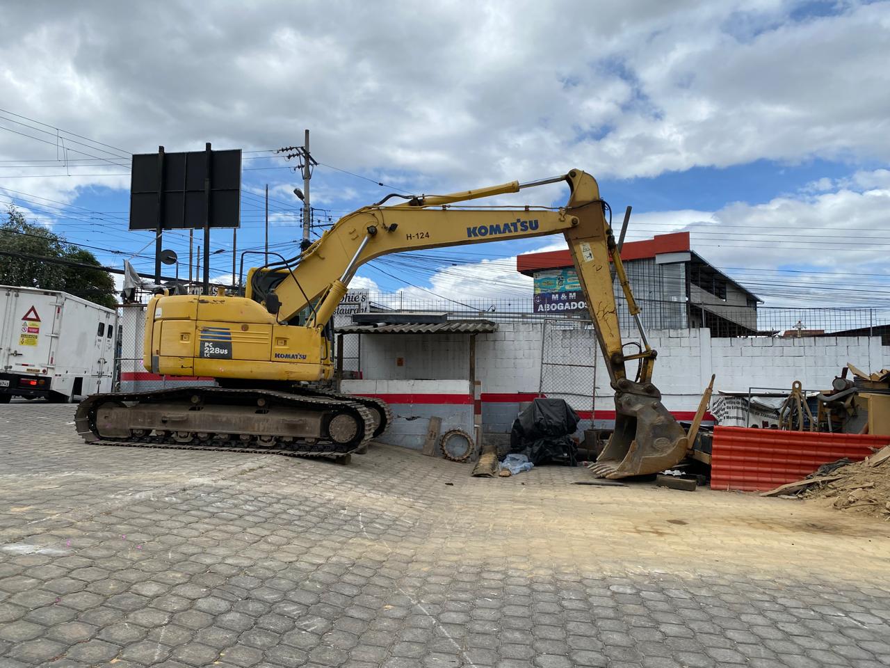 Komatsu PC228USLC, vista de perfil