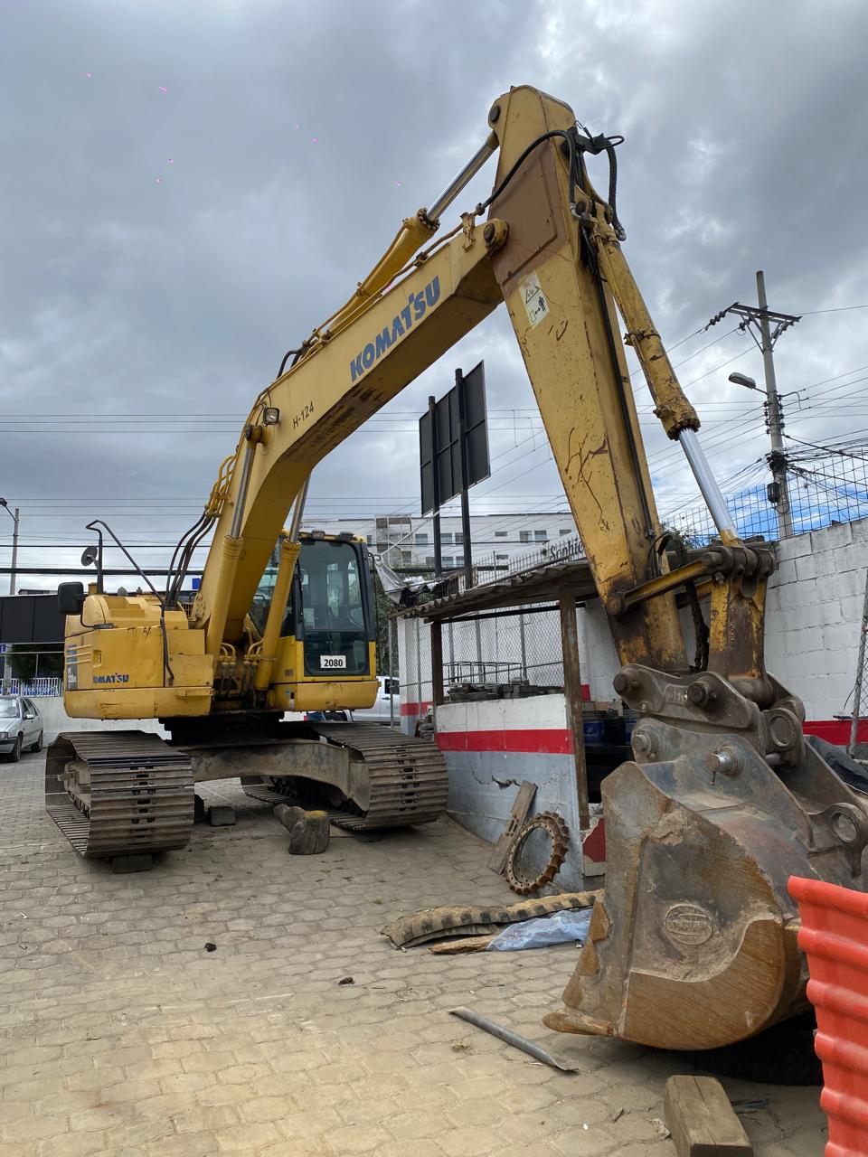 Komatsu PC228USLC, vista tres cuartos