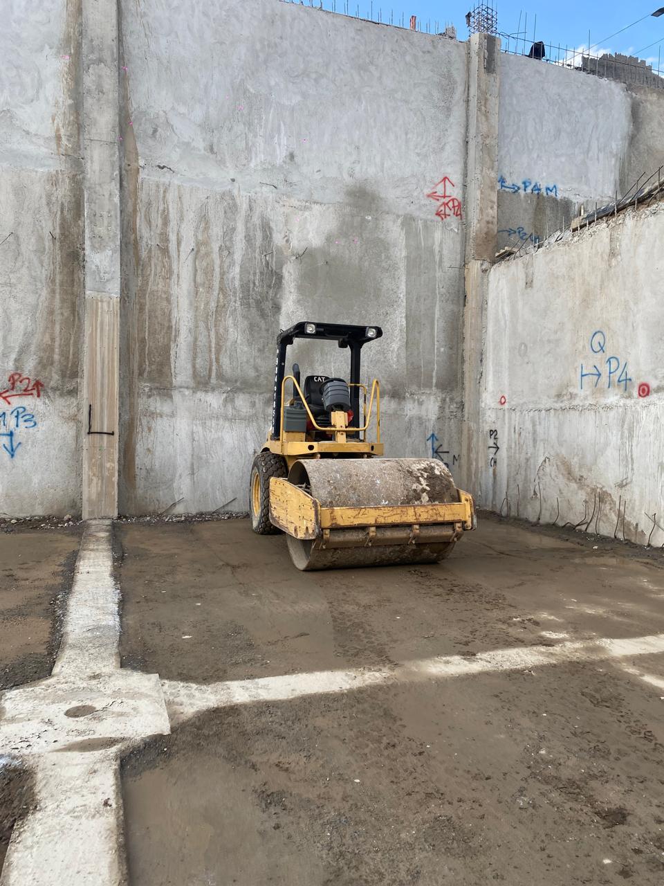 Rodillo compactador CAT, vista trasera en obra