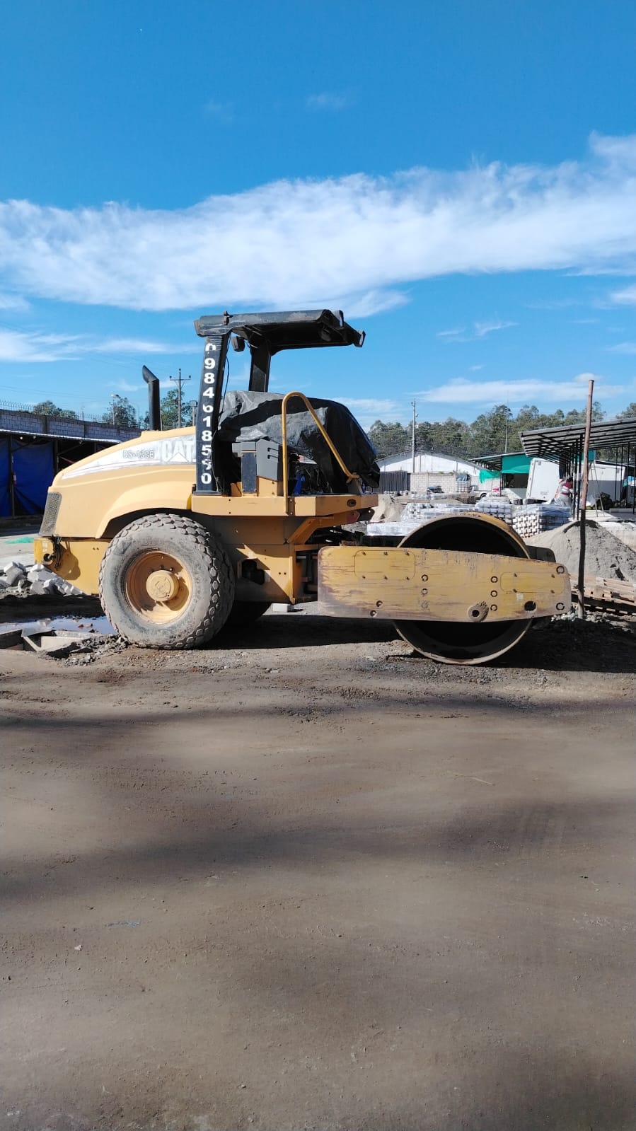 Rodillo compactador CAT, vista de perfil